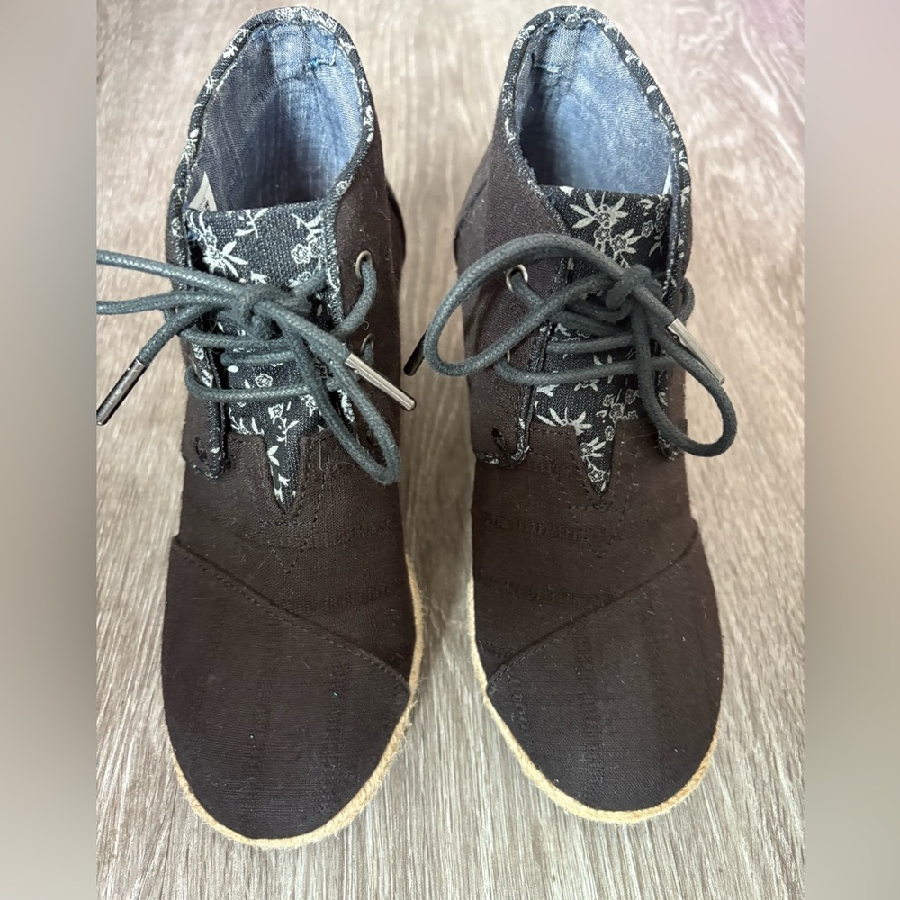 Toms Black Lace-Up Boots with Floral Lining